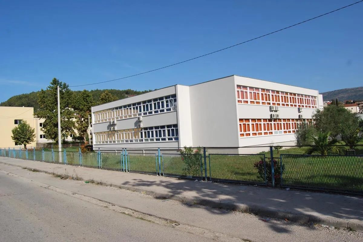Dok je Ulcinjanki, ne brinite o ulcinjskom školstvu Dok je Ulcinjanki, ne brinite o ulcinjskom školstvu