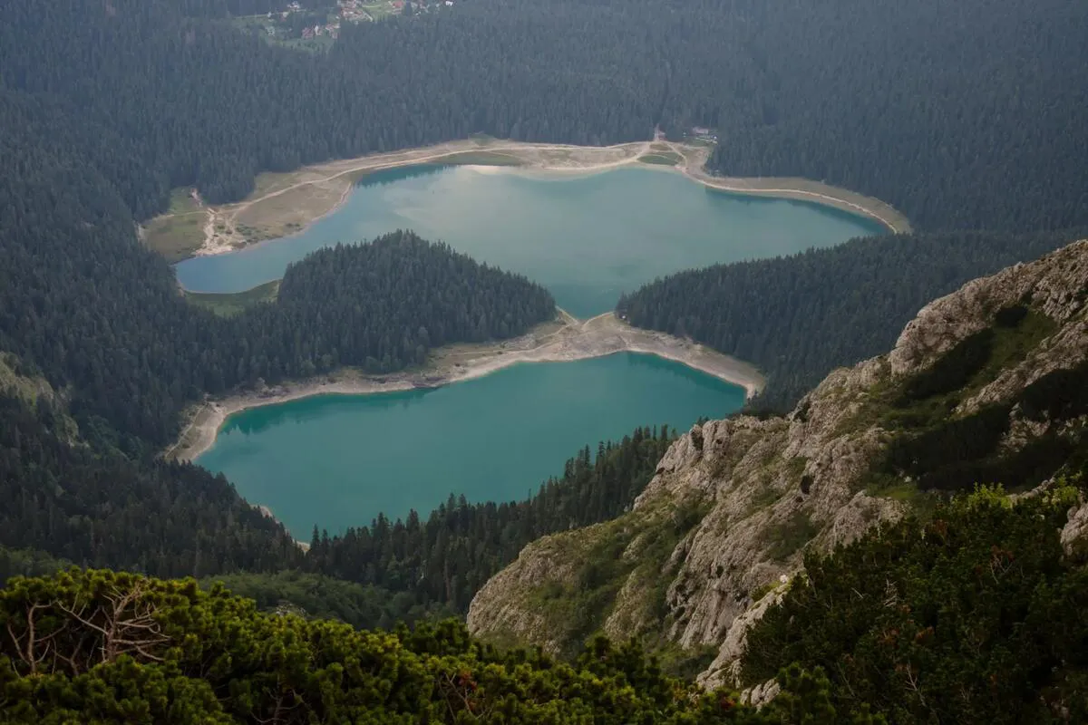 Incident kineskih turista na Crnom jezeru: Napad na rendžera i inspektorke