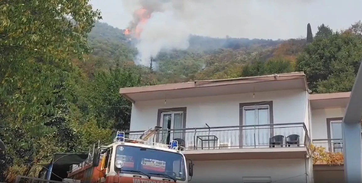Odbranjeno nekoliko kuća u Baošićima, očekuje se dolazak još jednog helikoptera