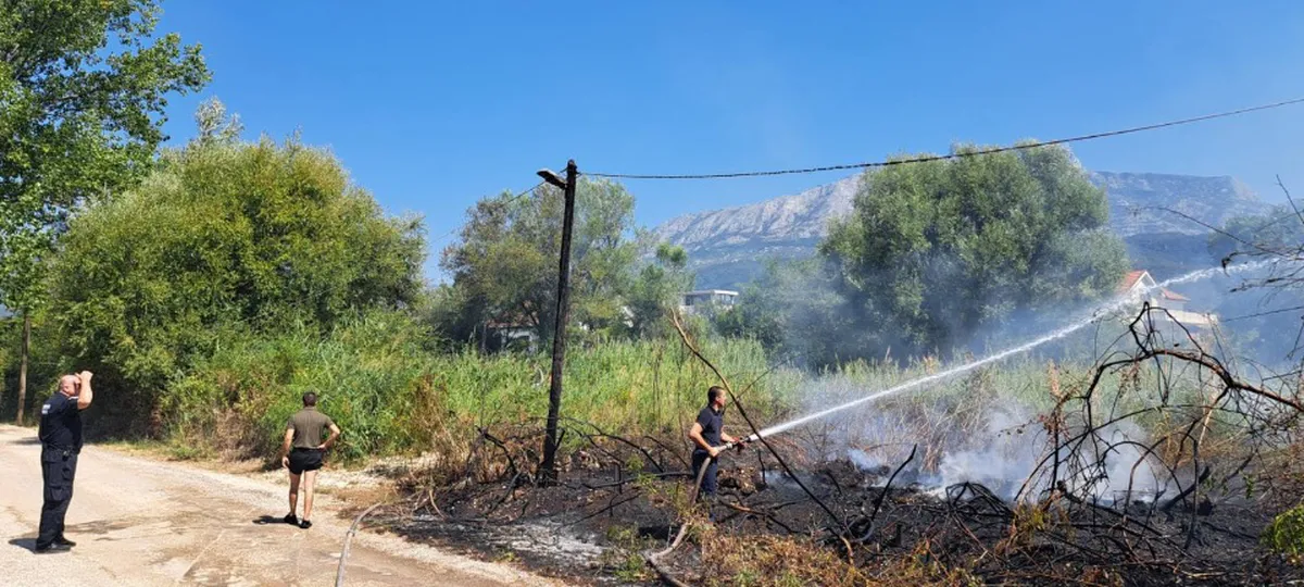 U Igalu se zapalio stub struje, požar brzo lokalizovan