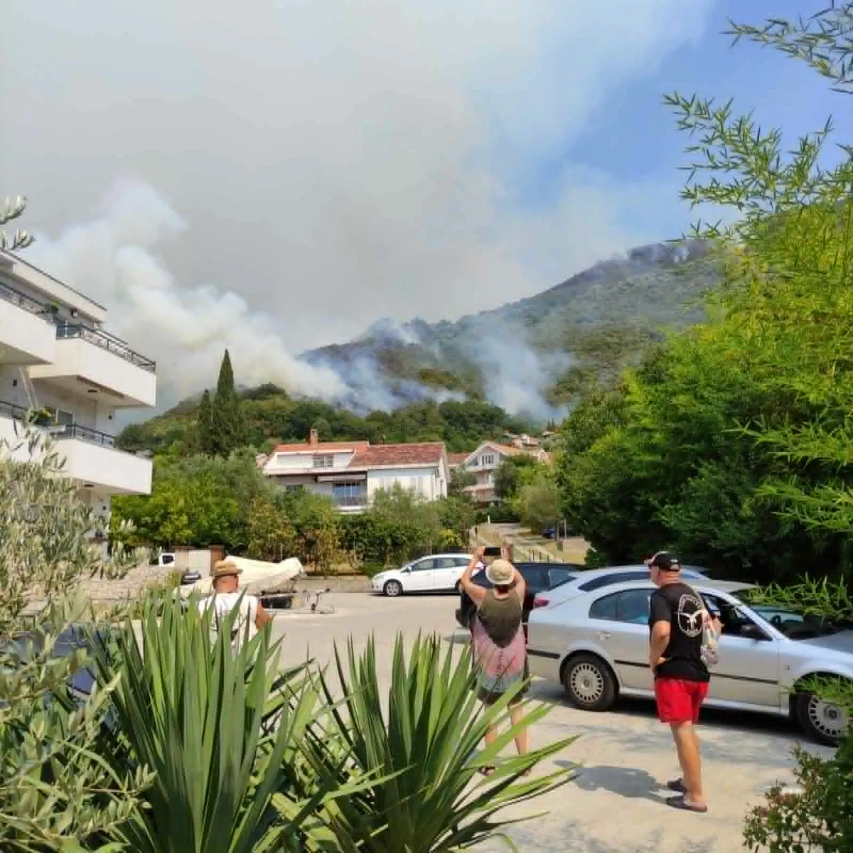 Vatrogasci na terenu više od 50 sati, požar se širi iznad Baošića i Bijele