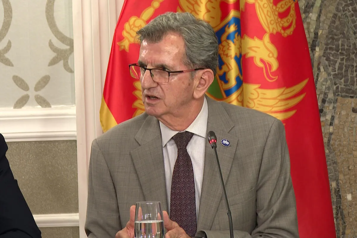 Albanski forum u ponedjeljak o inicijativi DPS-a za smjenu Mandića Albanski forum u ponedjeljak o inicijativi DPS-a za smjenu Mandića