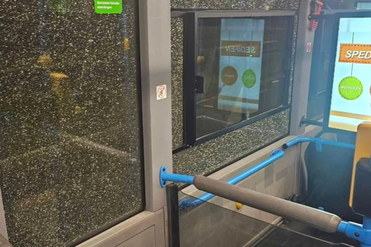 Autobus na liniji 19 kamenovan na Koniku, pričinjena veća materijalna šteta