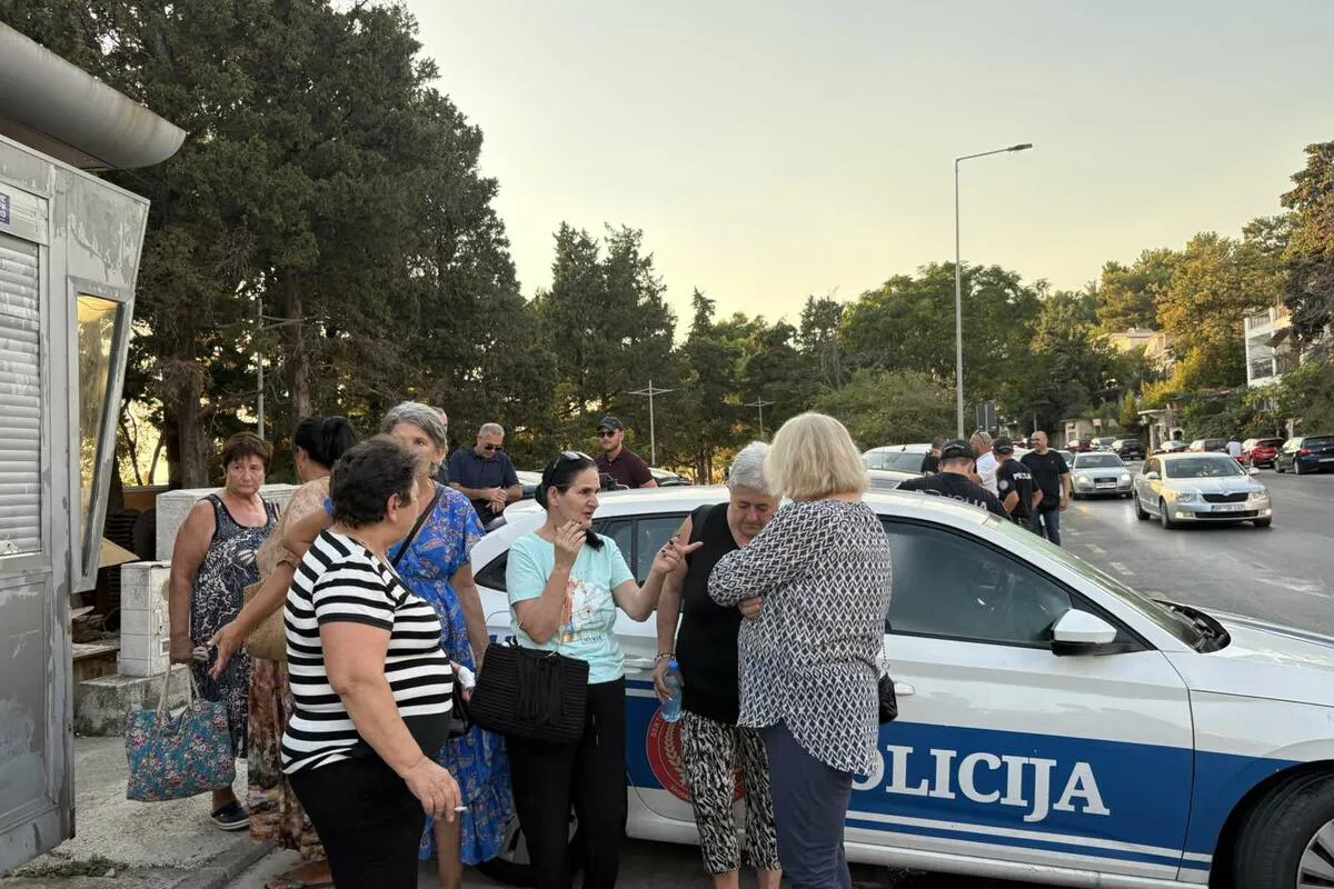 Bivši radnici 'Primorke' protestovali uprkos zabrani policije: Pravde nema, ne odustajemo Bivši radnici 'Primorke' protestovali uprkos zabrani policije: Pravde nema, ne odustajemo