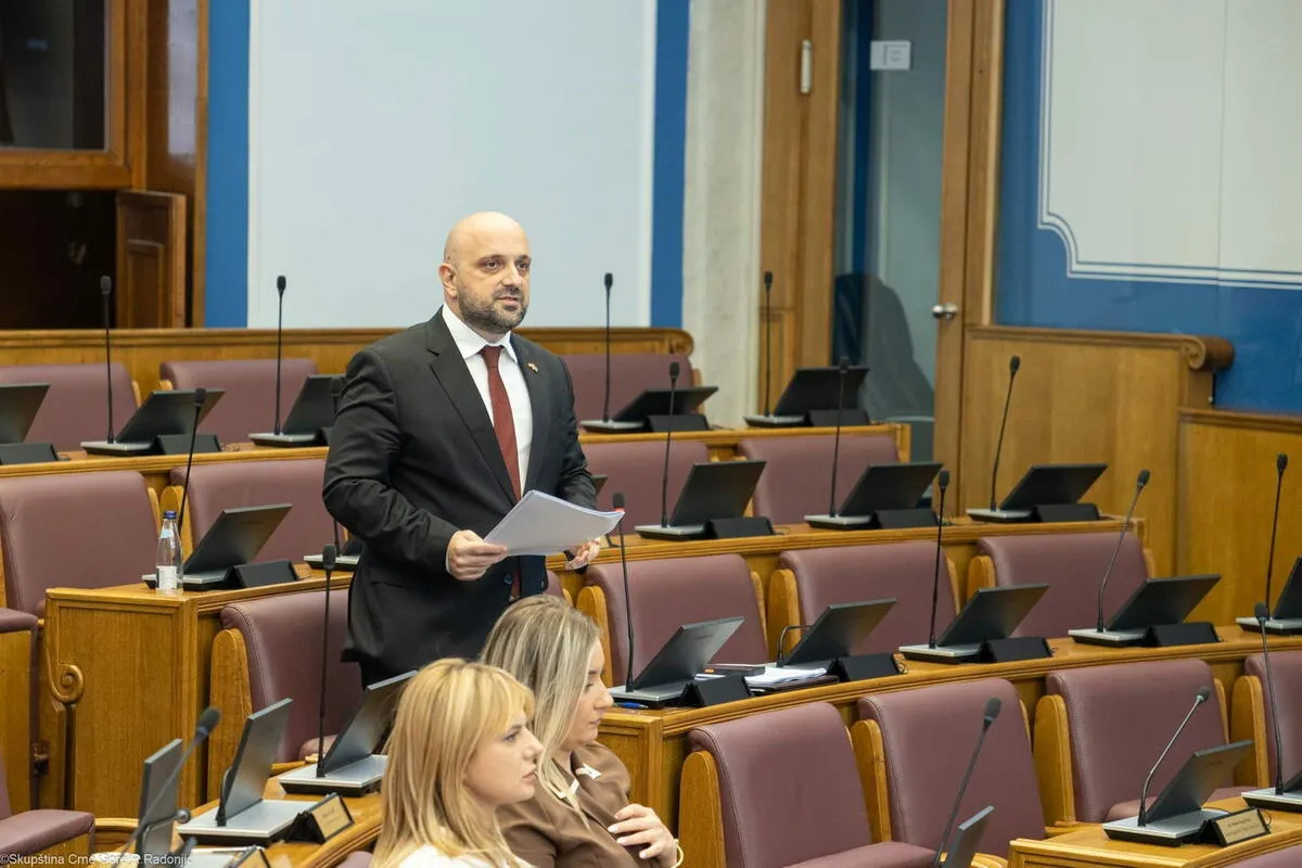 Božović: Ako neko dokaže da nije ubica, ali ne može dokazati kako je stekao 100.000 eura, ne dobija ih nazad Božović: Ako neko dokaže da nije ubica, ali ne može dokazati kako je stekao 100.000 eura, ne dobija ih nazad