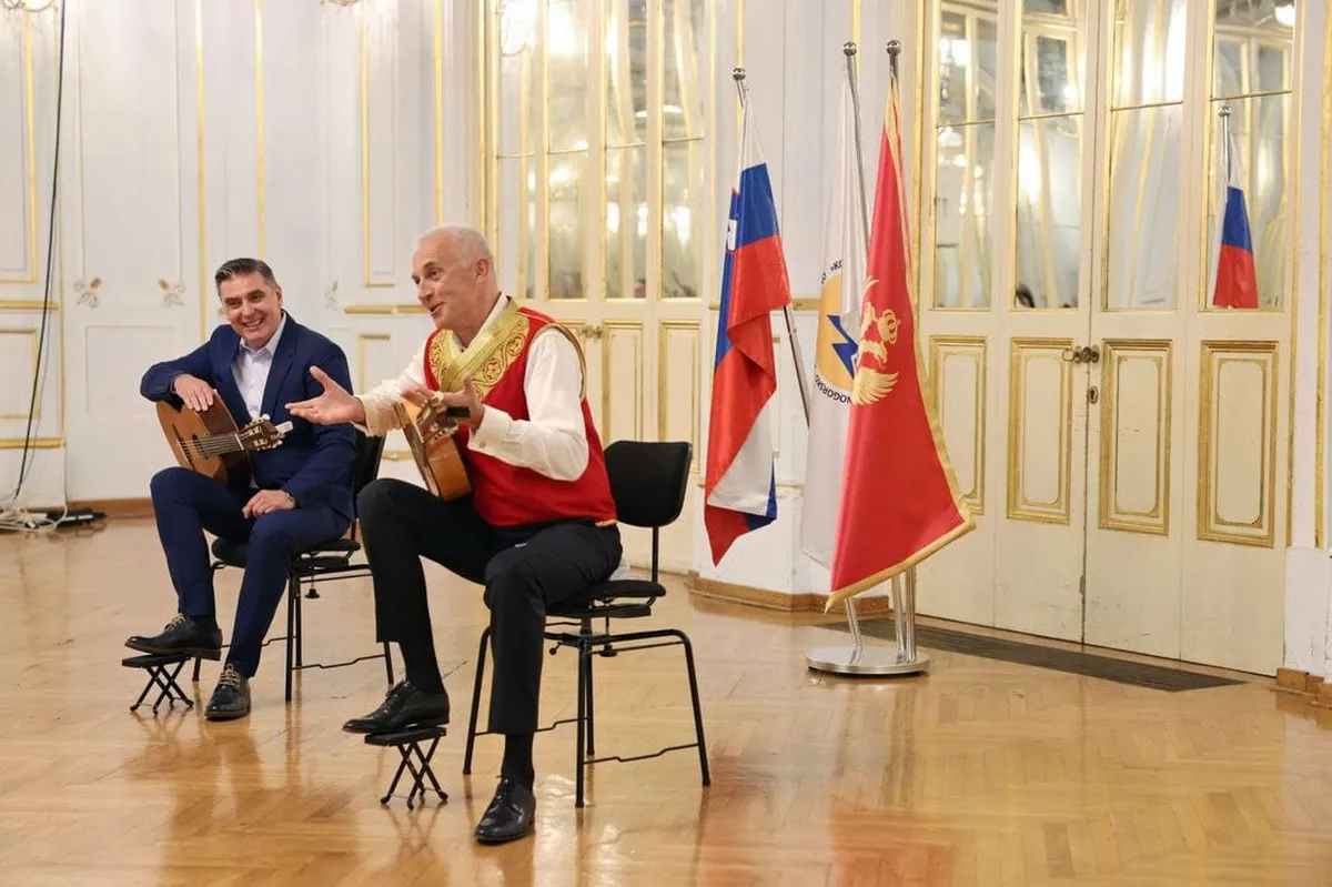 Crnogorski virtuozi oduševili slovenačku publiku: Gitarski duo Bulatović-Nikčević nastupio u Mariboru Crnogorski virtuozi oduševili slovenačku publiku: Gitarski duo Bulatović-Nikčević nastupio u Mariboru