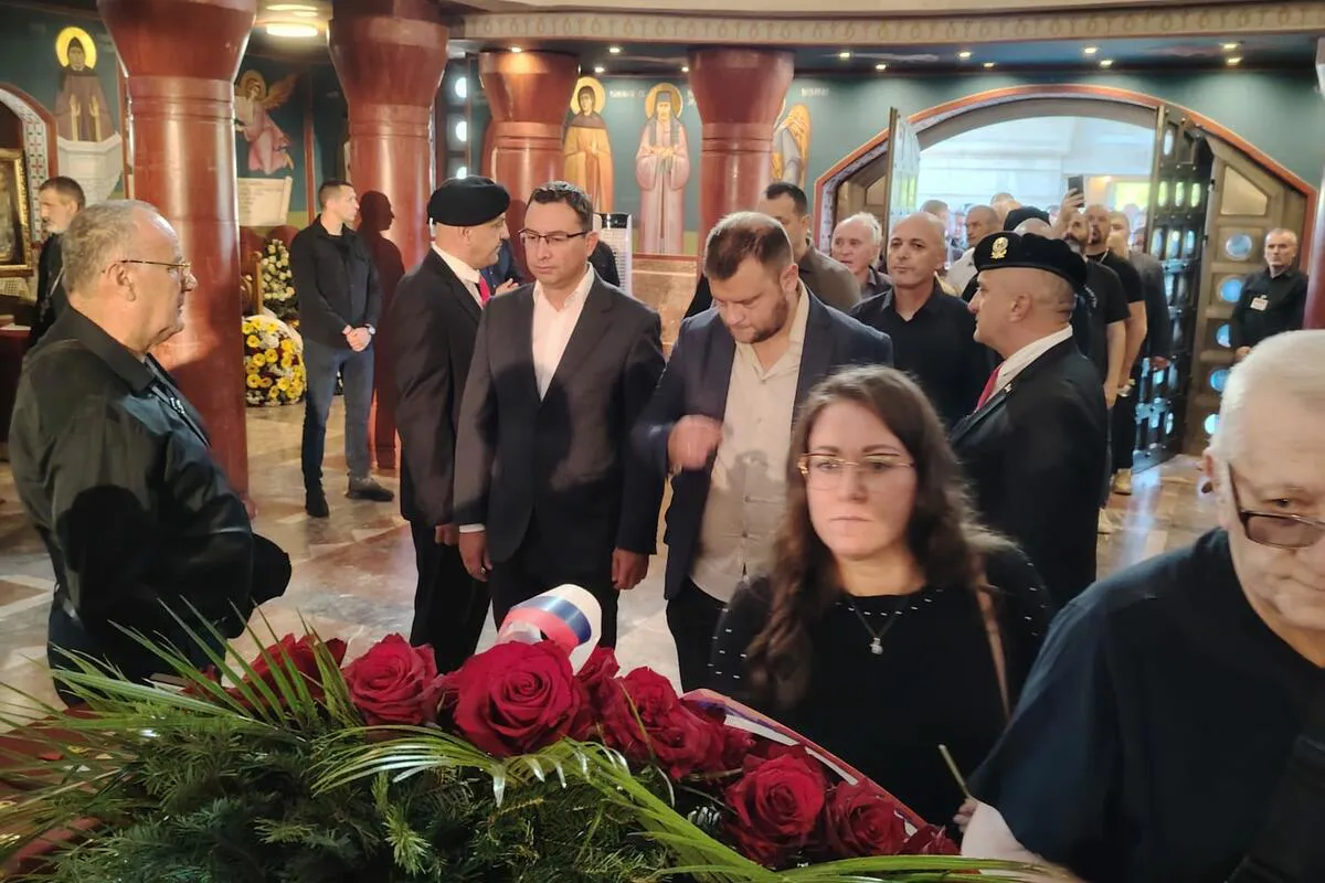 Delegacija DNP-a odala počast ratnom zločincu Mladiću: 'Sud naroda je jedini vjerodostojan' Delegacija DNP-a odala počast ratnom zločincu Mladiću: 'Sud naroda je jedini vjerodostojan'