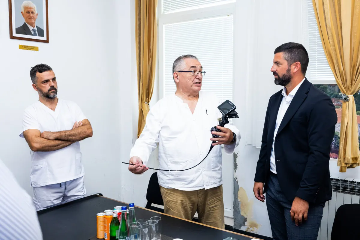 Donacije Bolnici u Risnu: Dopremljen bronhoskop, odobreno još 60.000 eura za specijalizovano vozilo Donacije Bolnici u Risnu: Dopremljen bronhoskop, odobreno još 60.000 eura za specijalizovano vozilo