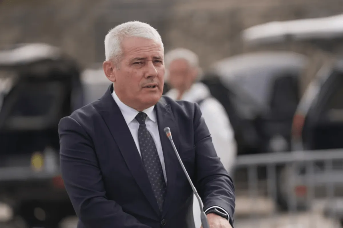 Dželjalj Svečlja osuđen na godinu dana zatvora uslovno zbog bacanja suzavca u Skupštini Dželjalj Svečlja osuđen na godinu dana zatvora uslovno zbog bacanja suzavca u Skupštini