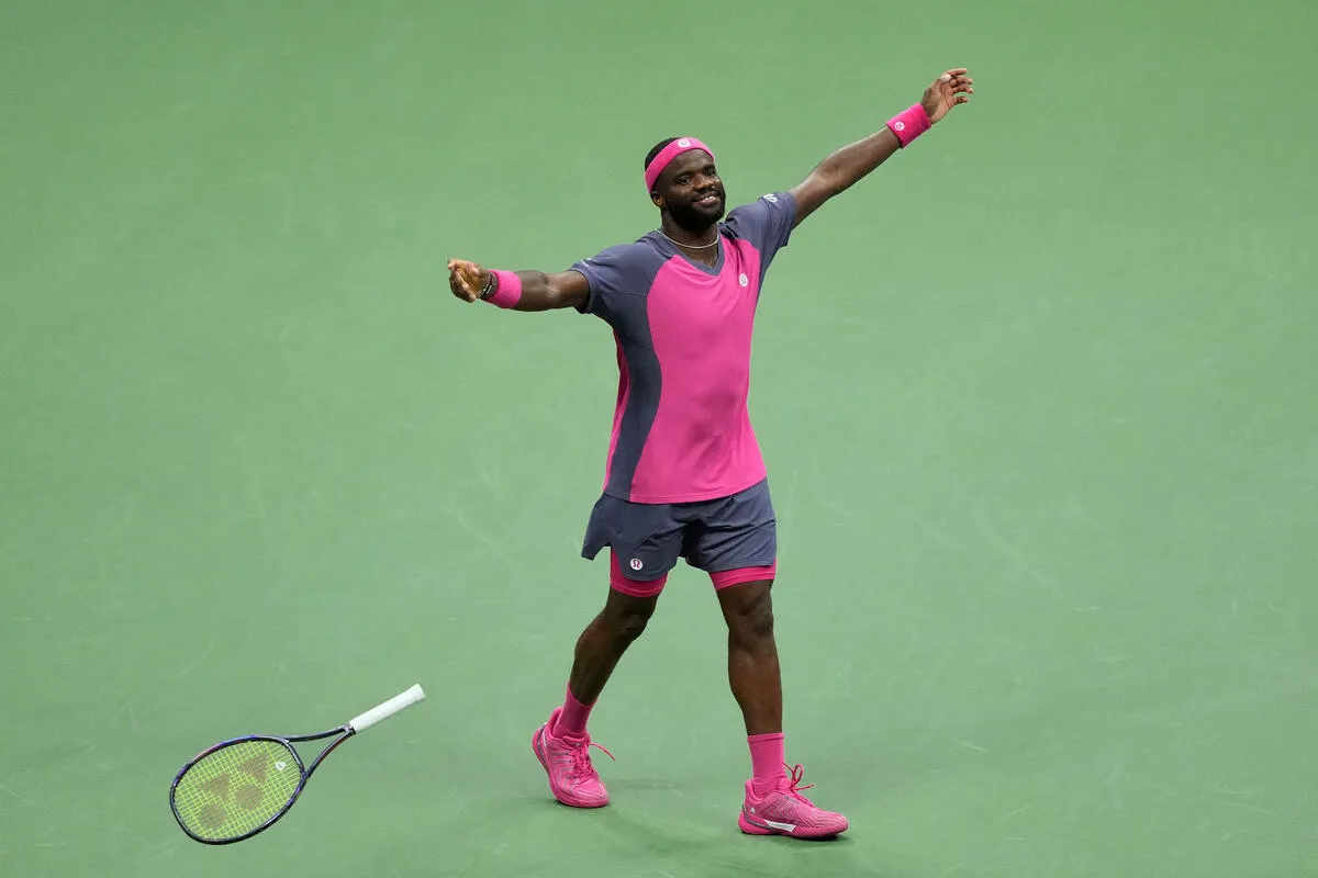 Frensis Tijafo nakon pet setova eliminisao Mikelsena za plasman u polufinale US Opena Frensis Tijafo nakon pet setova eliminisao Mikelsena za plasman u polufinale US Opena