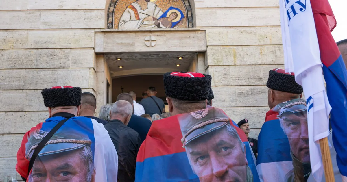 Hiljade ljudi na sahrani Ratka Mladića u Beogradu