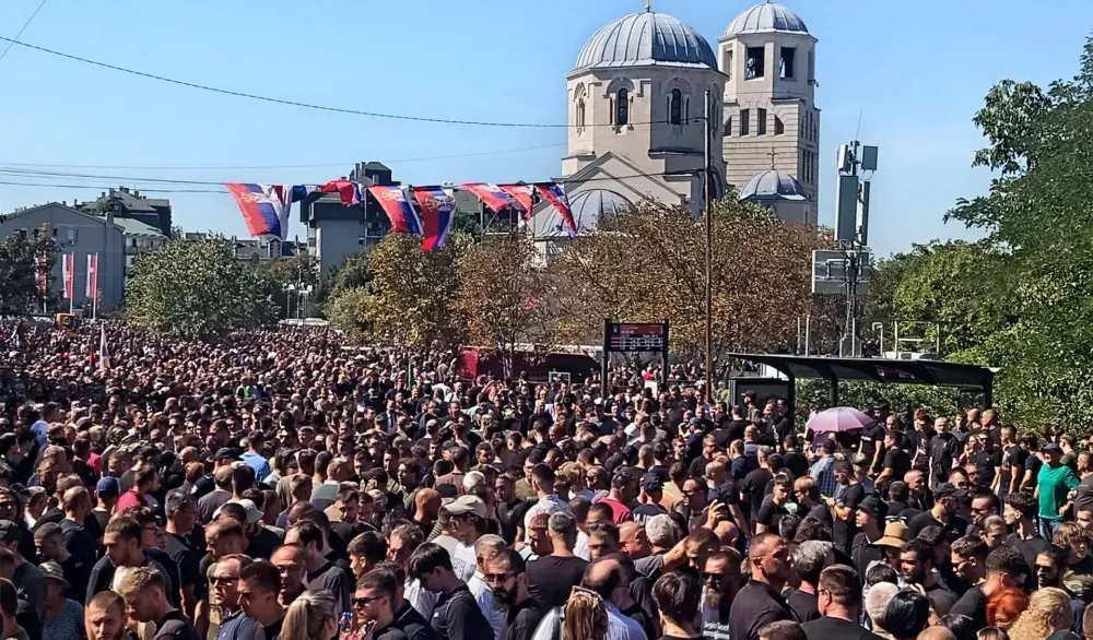 Hiljade ljudi odalo poštu Ratku Mladiću, ispraćen kao heroj Hiljade ljudi odalo poštu Ratku Mladiću, ispraćen kao heroj