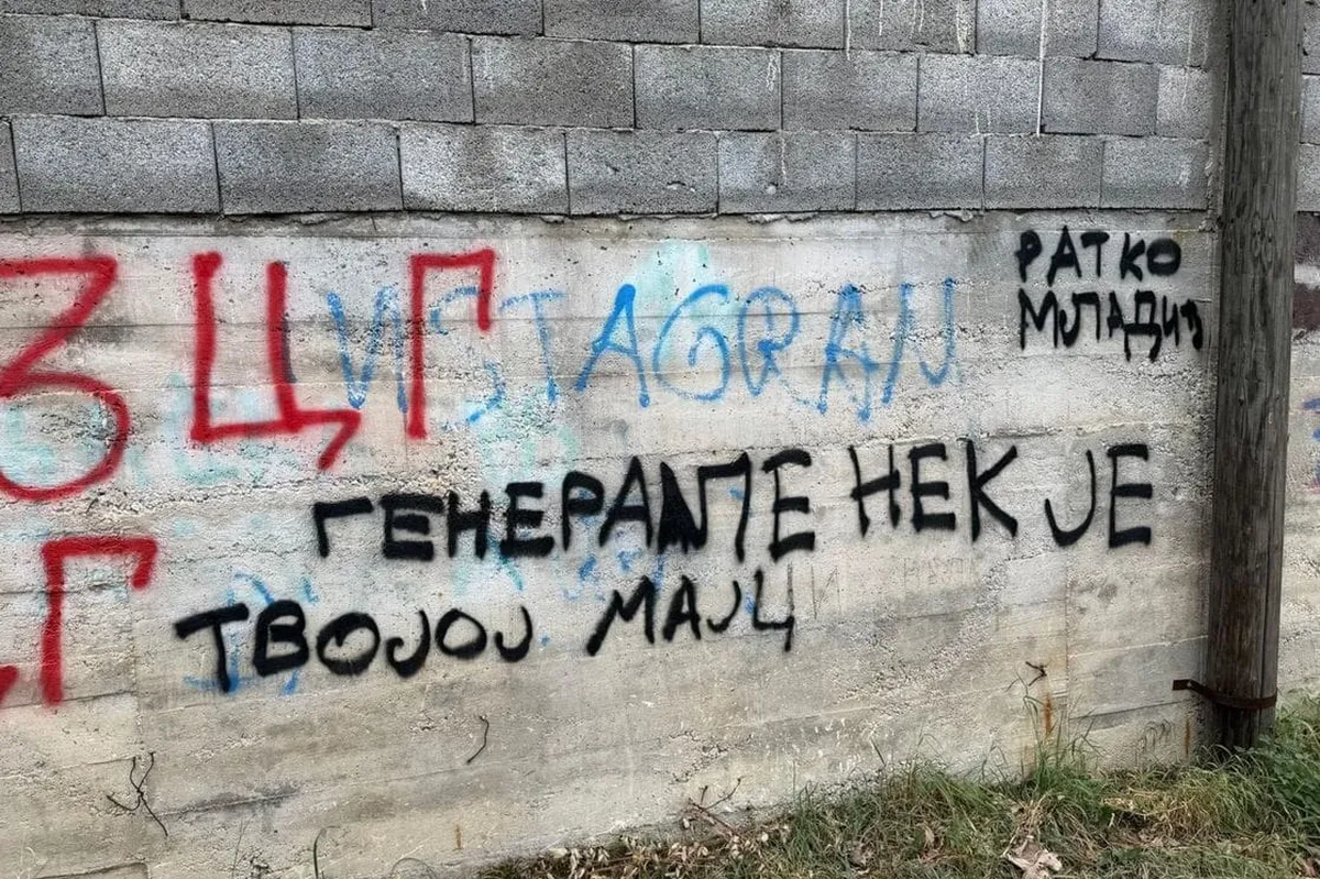 HRA: Veličanje Ratka Mladića ispred kuće poslanice Strujić-Harbić mora biti hitno istraženo HRA: Veličanje Ratka Mladića ispred kuće poslanice Strujić-Harbić mora biti hitno istraženo
