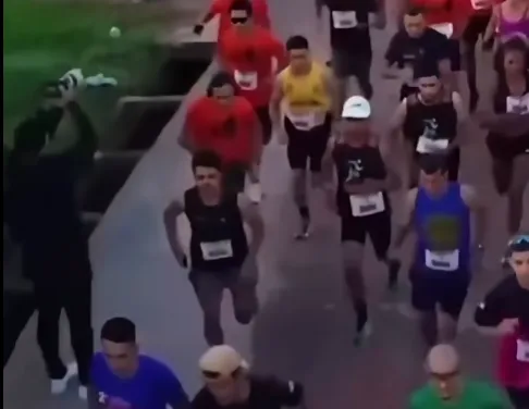Isak istrčao osam kilometara u papučama i osvojio medalju Isak istrčao osam kilometara u papučama i osvojio medalju