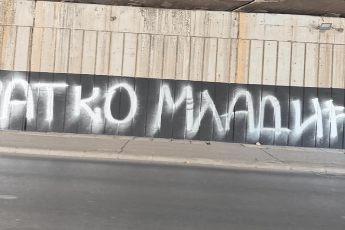 Ispisan grafit Ratku Mladiću kod podvožnjaka na Tuškom putu Ispisan grafit Ratku Mladiću kod podvožnjaka na Tuškom putu