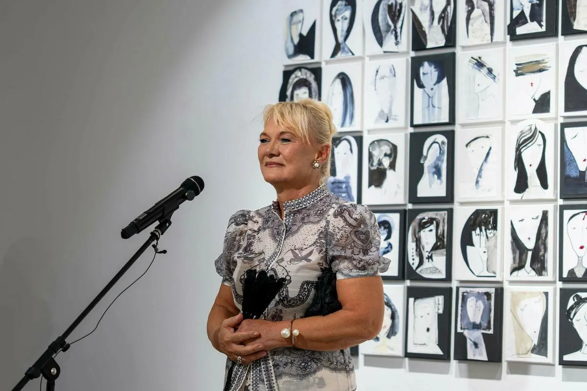 Izložba 'Linija lica' Ljiljane Kolundžić otvorena u Podgorici Izložba 'Linija lica' Ljiljane Kolundžić otvorena u Podgorici