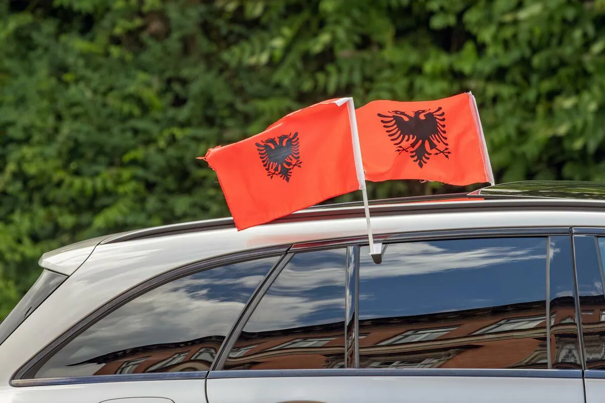 Kolona vozila sa simbolima Albanije uklonila obilježja na Vraćenovićima