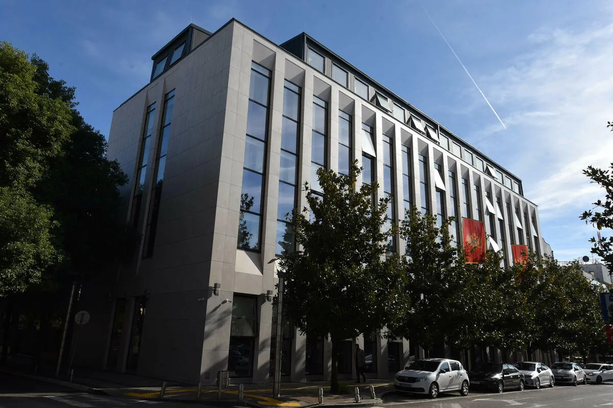 M. Đ. poslat na psihijatrijsko liječenje zbog gađanja zgrade suda jajima