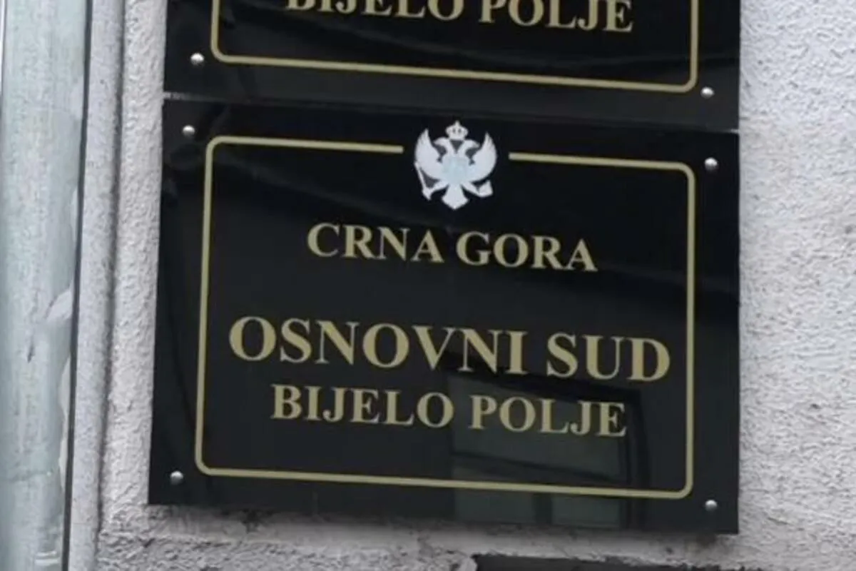 Majka maloljetnice štrajkuje glađu ispred suda u Bijelom Polju