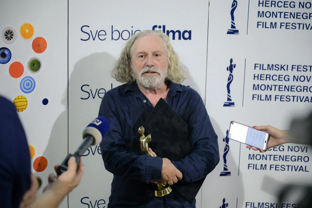 Miha Hočevar: Skriveni ljudi smo mi, mali ljudi koje niko ne vidi Miha Hočevar: Skriveni ljudi smo mi, mali ljudi koje niko ne vidi