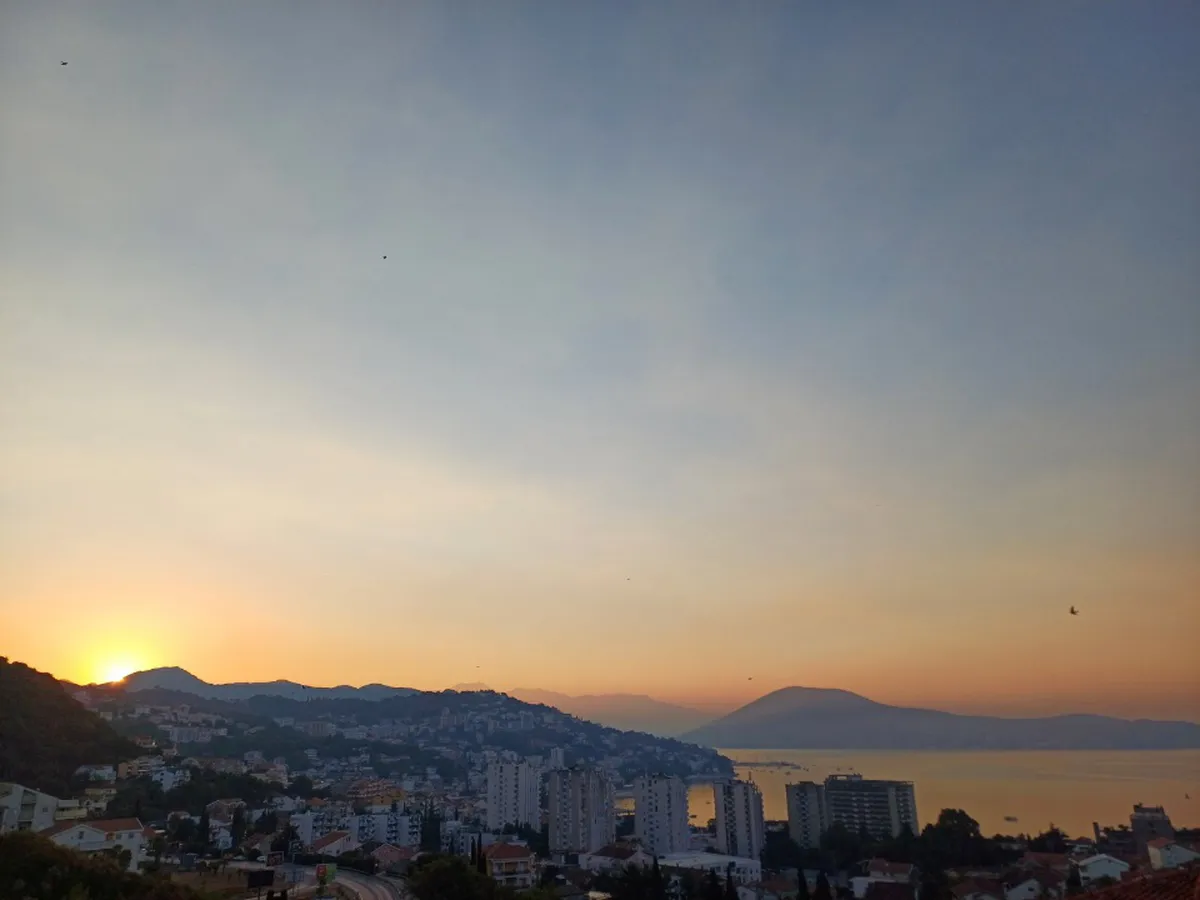 Na desetine požara u Crnoj Gori, dim prekriva Bokokotorski zaliv