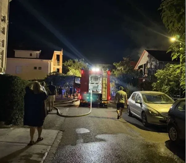 Na Starom Aerodromu došlo do požara — gori krov kuće