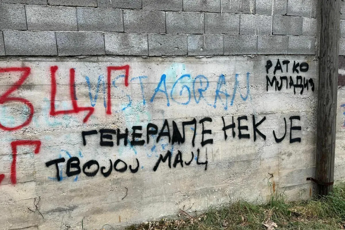 Na zidu ispred kuće Strujuć Harbić ispisan grafit koji veliča Mladića Na zidu ispred kuće Strujuć Harbić ispisan grafit koji veliča Mladića