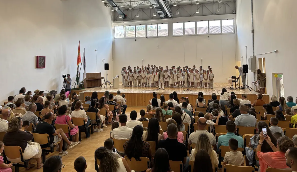 Najmlađi hercegnovski školarci prvi put u školskim klupama Najmlađi hercegnovski školarci prvi put u školskim klupama