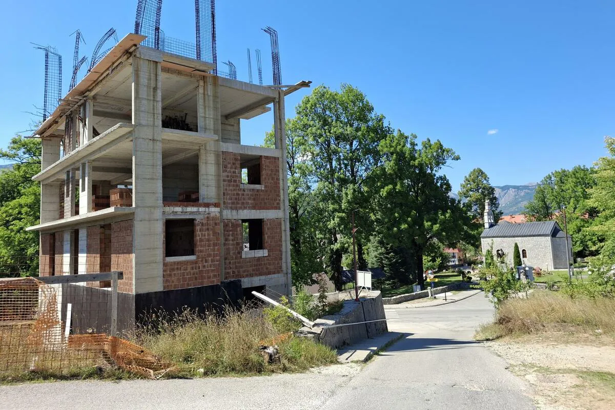 Nedovršena zgrada tri godine stoji u centru Kolašina