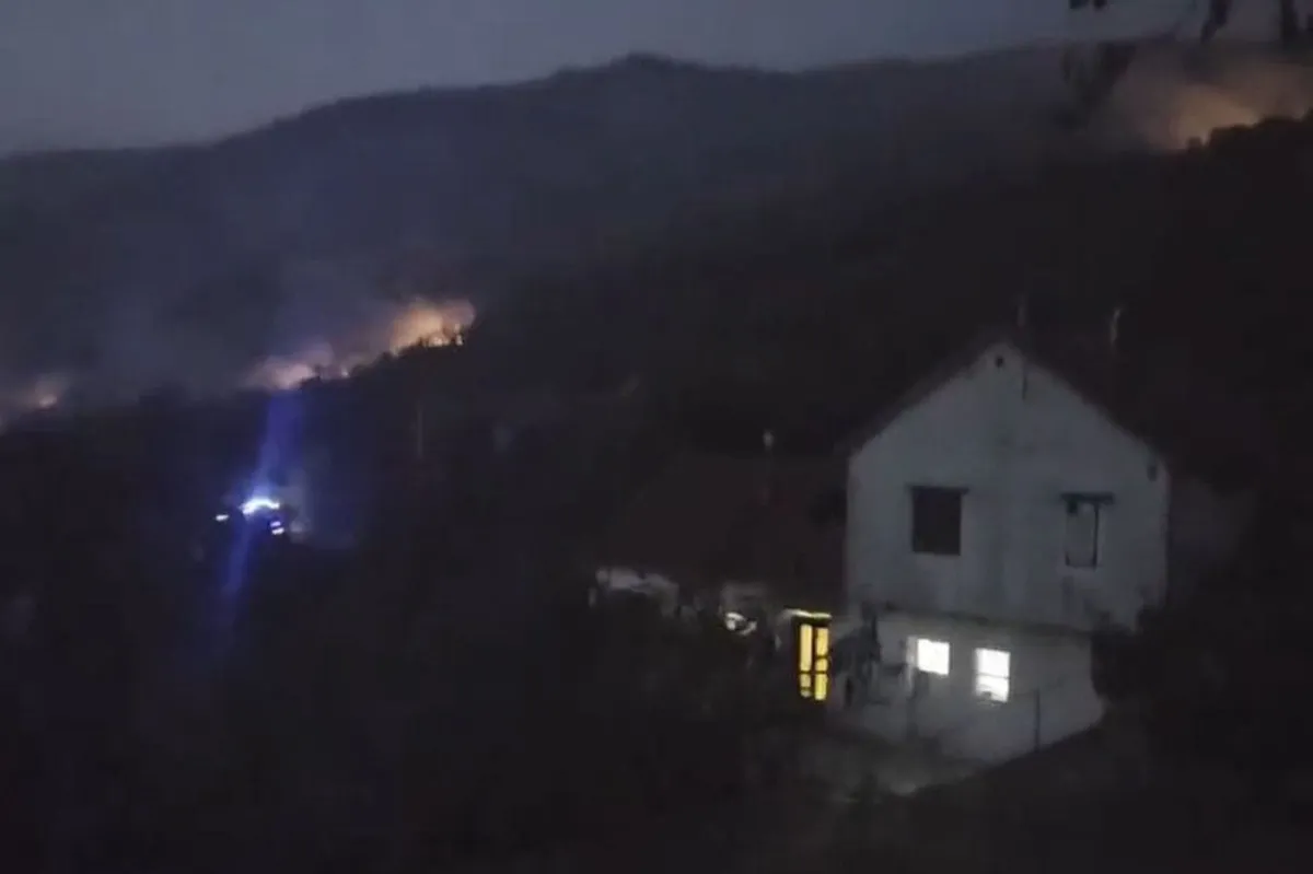 Nikšićki vatrogasci tokom noći spašavali kuće, borba protiv požara se nastavlja