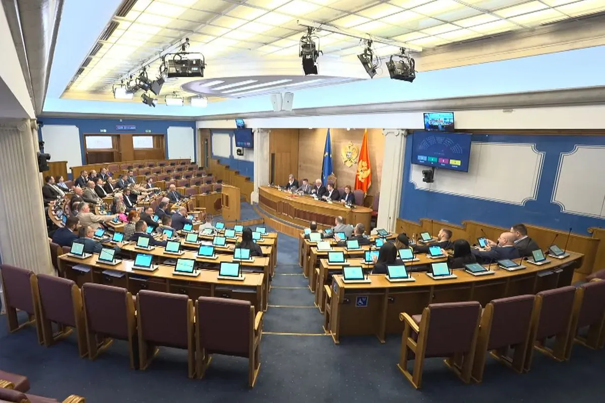 Partije u avgustu iz budžeta dobile 1,2 miliona: Najviše otišlo PES-u, DPS-u, NSD-u Partije u avgustu iz budžeta dobile 1,2 miliona: Najviše otišlo PES-u, DPS-u, NSD-u