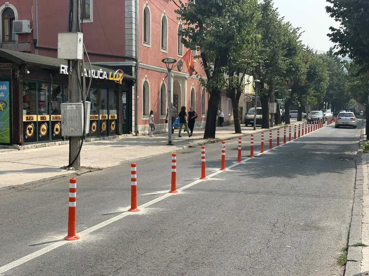 Plastični stubići u Nikšiću kako bi se spriječilo nepropisno parkiranje Plastični stubići u Nikšiću kako bi se spriječilo nepropisno parkiranje