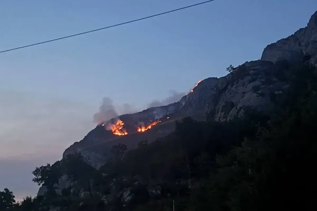 Požar kod Ostroga jutros manjeg intenziteta; Tripković: Vatrogasci cijele noći bili na terenu