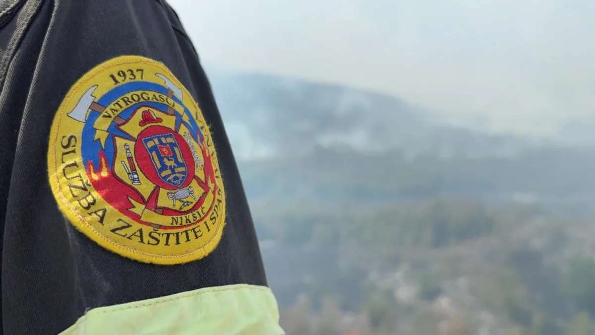 Požari bukte širom Nikšića, vatrogasci na ivici iscrpljenosti Požari bukte širom Nikšića, vatrogasci na ivici iscrpljenosti