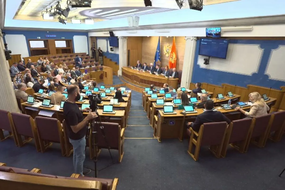 Rasprava o izmjenama Ustava Crne Gore i genocidu u Srebrenici Rasprava o izmjenama Ustava Crne Gore i genocidu u Srebrenici
