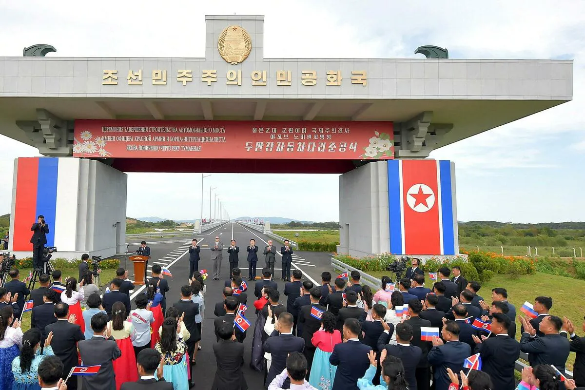 Rusiju i Sjevernu Koreju povezuje novi drumski most Rusiju i Sjevernu Koreju povezuje novi drumski most