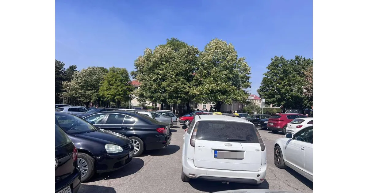 Saobraćajni kolaps kod kapele, vozači nervozni, policija piše kazne Saobraćajni kolaps kod kapele, vozači nervozni, policija piše kazne