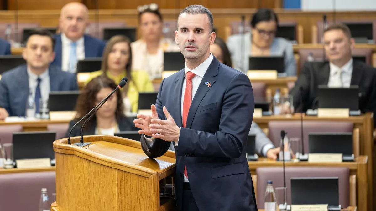 Spajić: Državni službenici prolaziće tromjesečnu obuku za digitalne vještine Spajić: Državni službenici prolaziće tromjesečnu obuku za digitalne vještine
