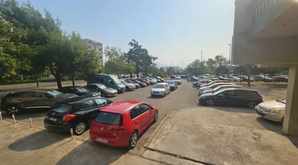 Stanari zgrade Baston traže parking mjesta u Nikšiću