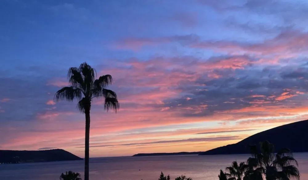 Sunčano i toplo vrijeme, do 37 stepeni Sunčano i toplo vrijeme, do 37 stepeni