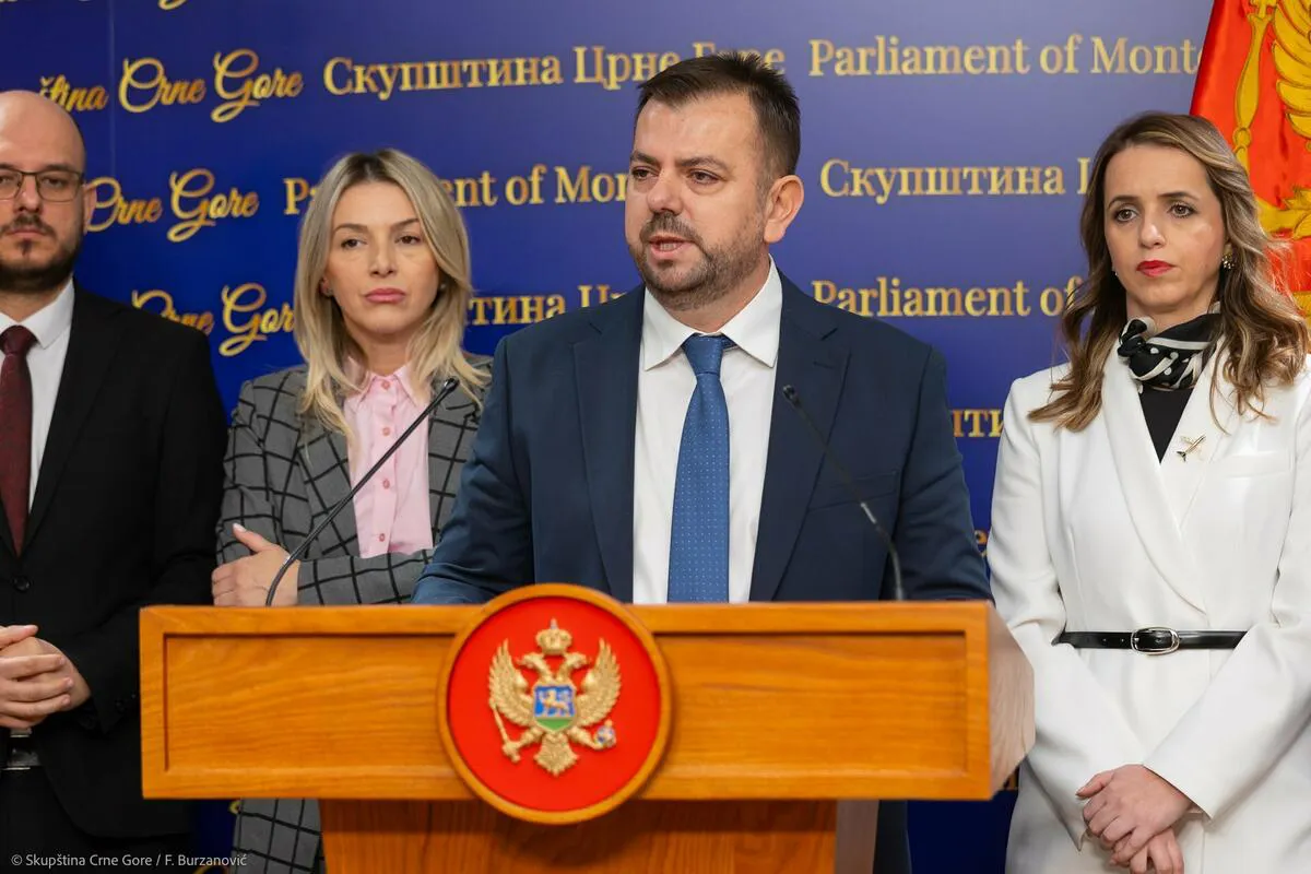 Svi poslanici BS potpisali inicijativu za smjenu Andrije Mandića Svi poslanici BS potpisali inicijativu za smjenu Andrije Mandića
