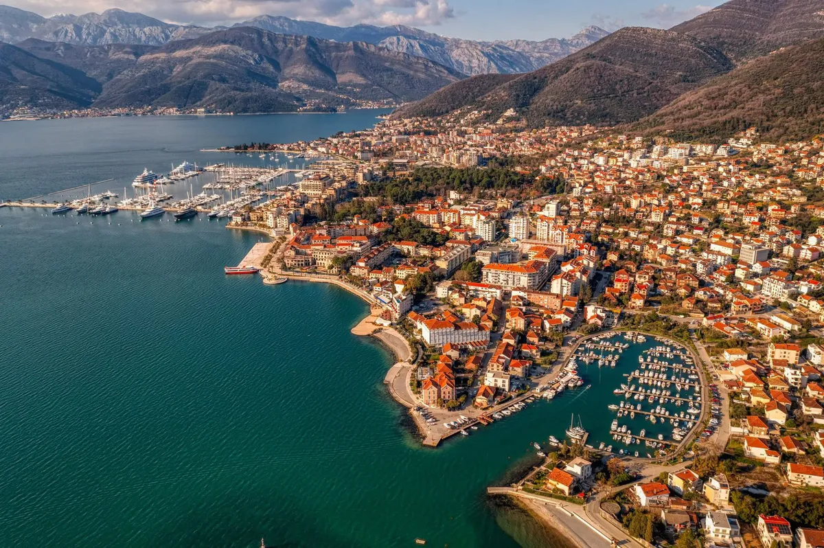 Tivat: Oštra polemika između predsjednika Opštine i Skupštine uoči sjednice Tivat: Oštra polemika između predsjednika Opštine i Skupštine uoči sjednice