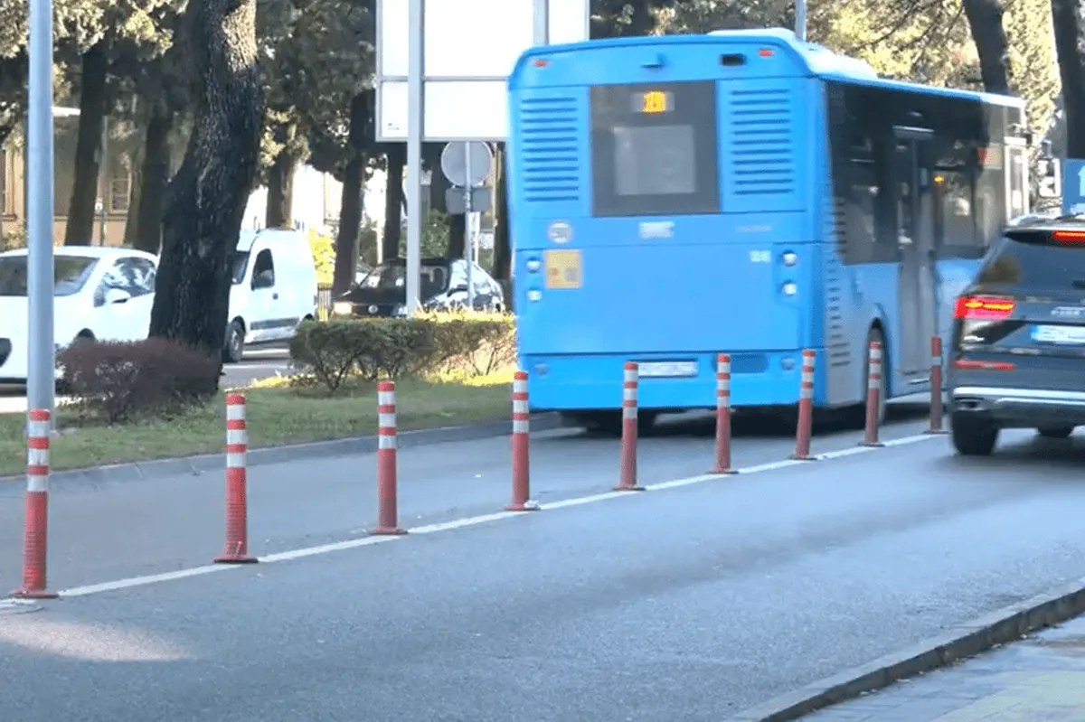 Ukras ili saobraćajna oprema: Stubići sa kolovoza stigli do Ustavnog suda Ukras ili saobraćajna oprema: Stubići sa kolovoza stigli do Ustavnog suda
