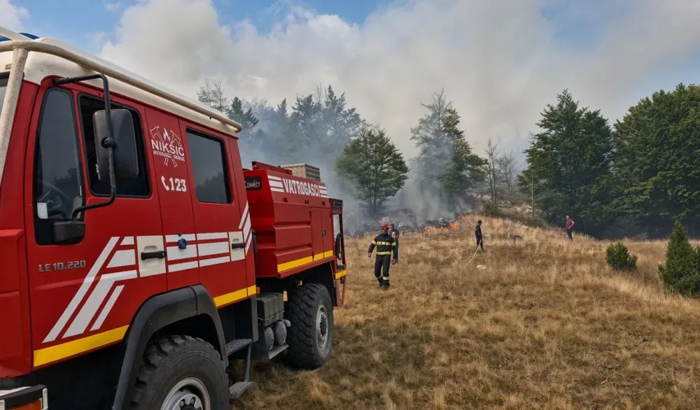 Vatrogasci i mještani zajednički odbranili objekte u Klenku