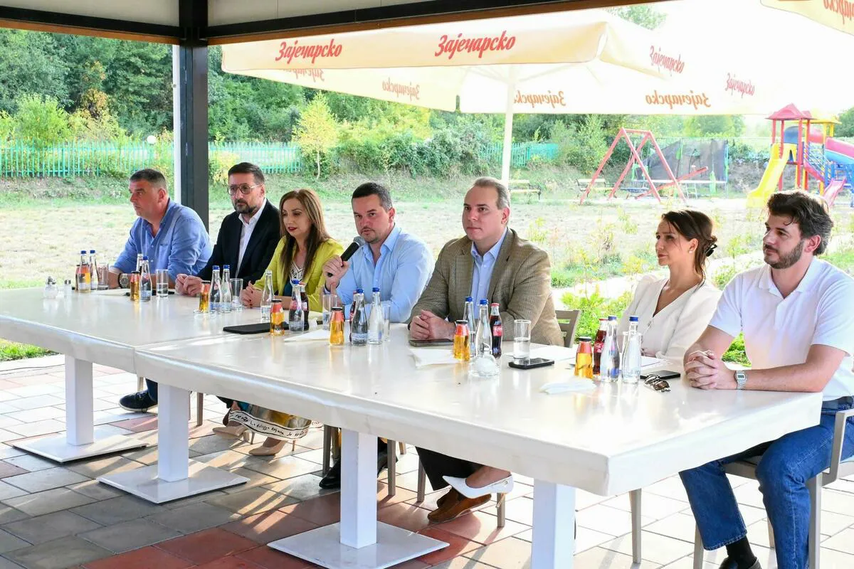 Vlast se ne dobija, nego zarađuje na terenu: Partije u kampanji uoči izborne godine Vlast se ne dobija, nego zarađuje na terenu: Partije u kampanji uoči izborne godine