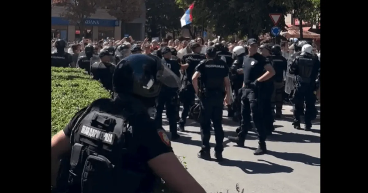 Vučić boravio u Nišu, policija razdvajala demonstrante i pristalice vlasti Vučić boravio u Nišu, policija razdvajala demonstrante i pristalice vlasti