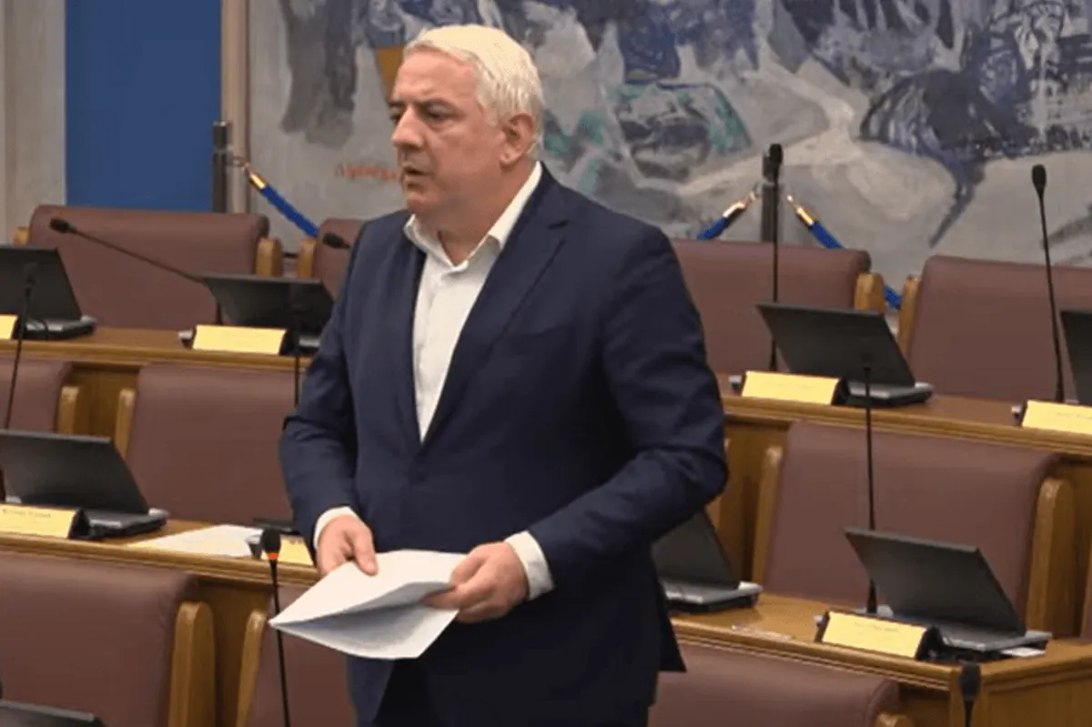 Vučurović: Pokušavaju da podmetnu nogu Mandiću, ali on će ostati šef parlamenta Vučurović: Pokušavaju da podmetnu nogu Mandiću, ali on će ostati šef parlamenta
