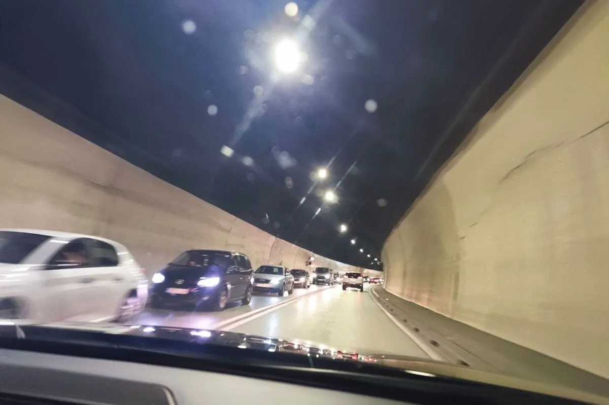 Zapalio se automobil u Sozini, stvorene gužve